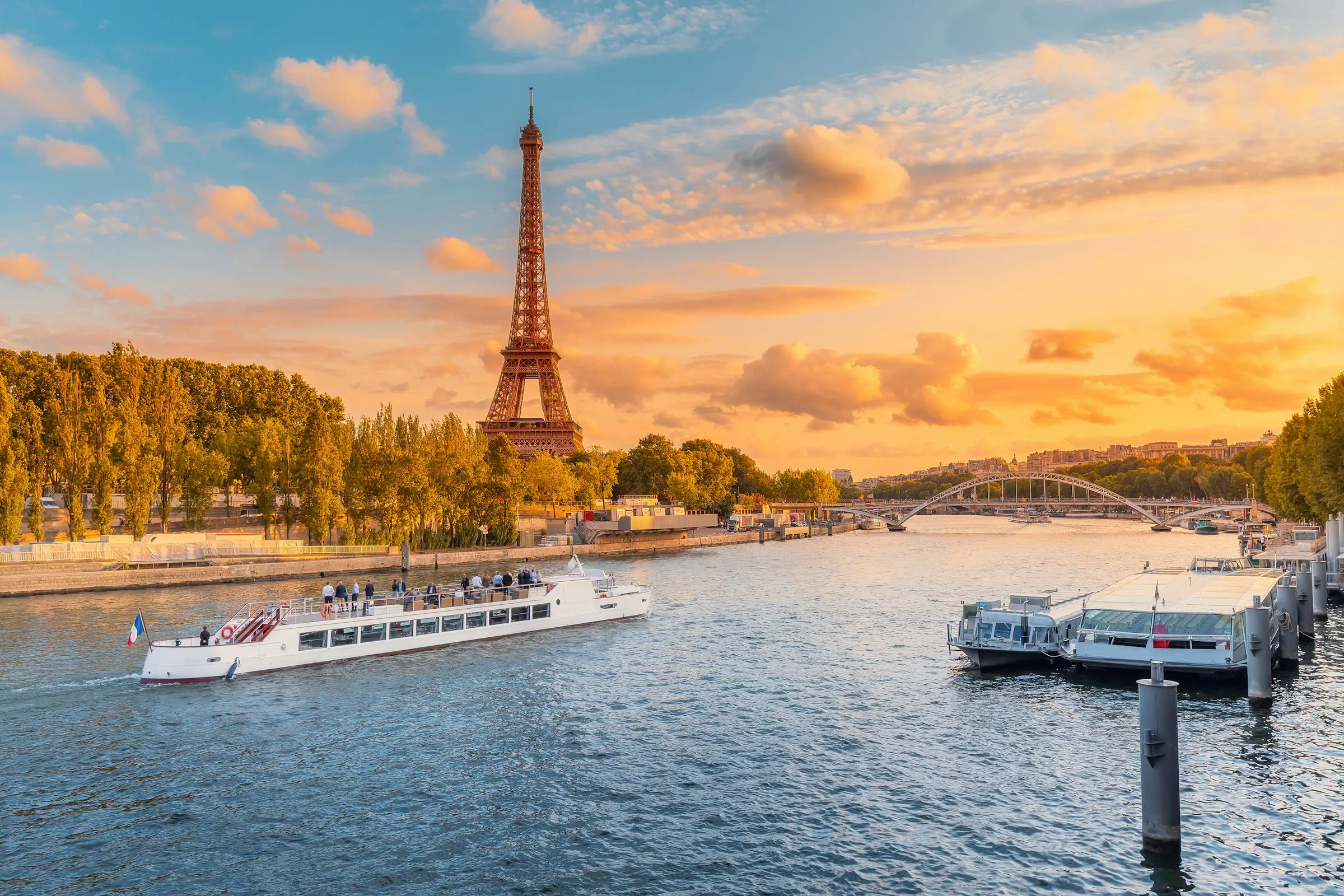 Näkymät Seine-joelle ja Eiffel-tornille auringonlaskun aikaan
