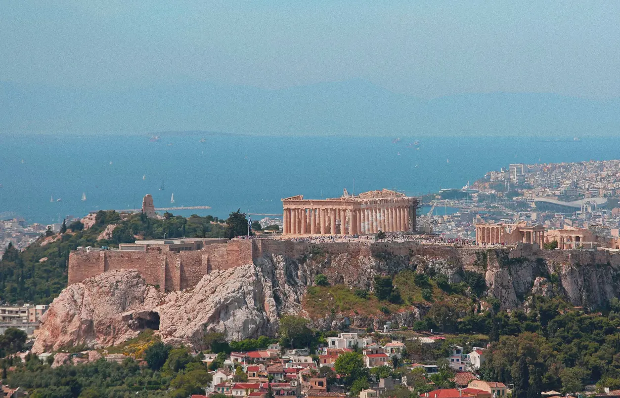 Utsikt &ouml;ver Akropolis i Aten med Parthenontemplet p&aring; klippan och Medelhavet i bakgrunden. Historisk sev&auml;rdhet och popul&auml;rt resm&aring;l i Grekland.