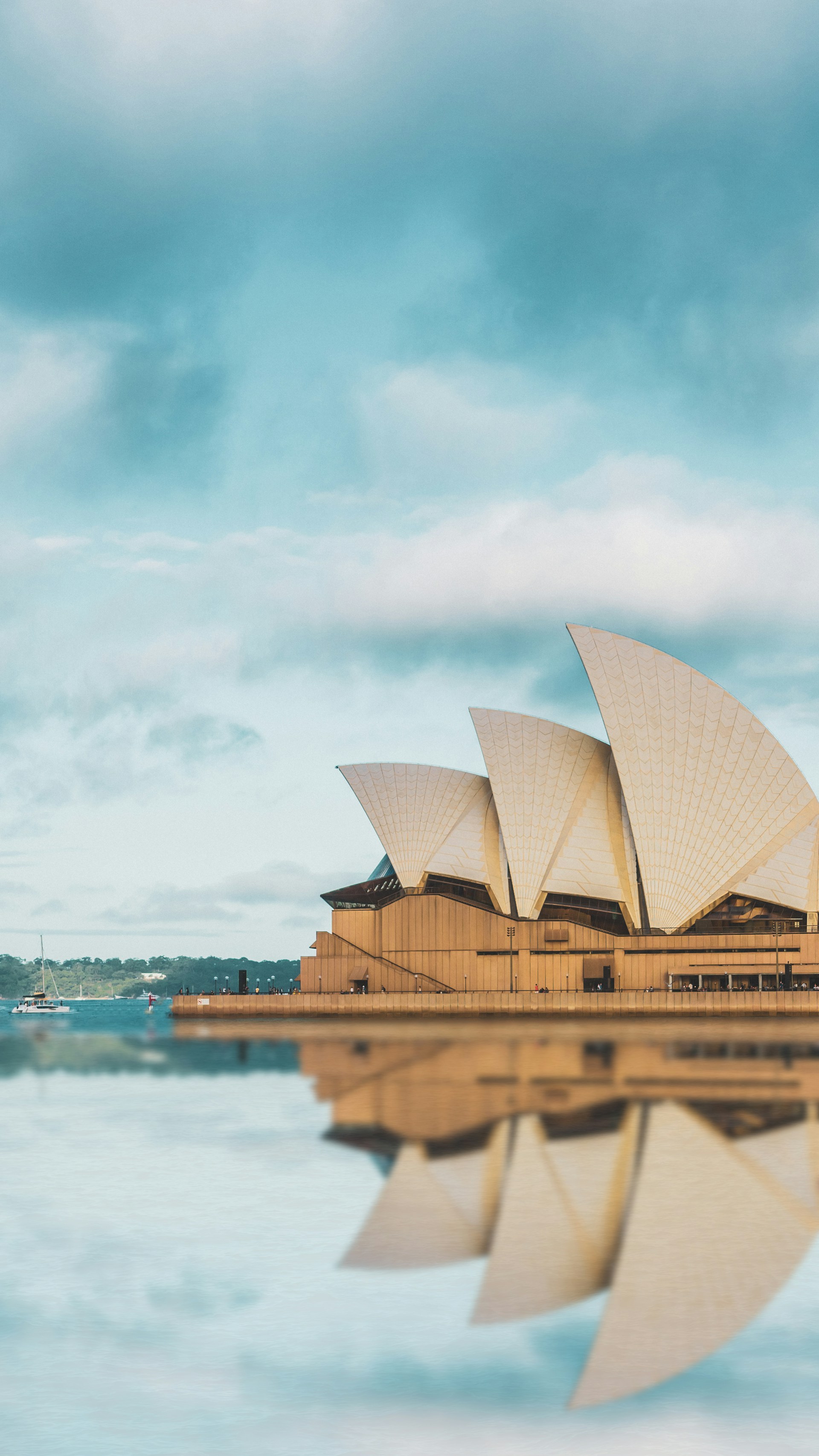 Sydney Opera House vid vattnet under molnig himmel, Australien