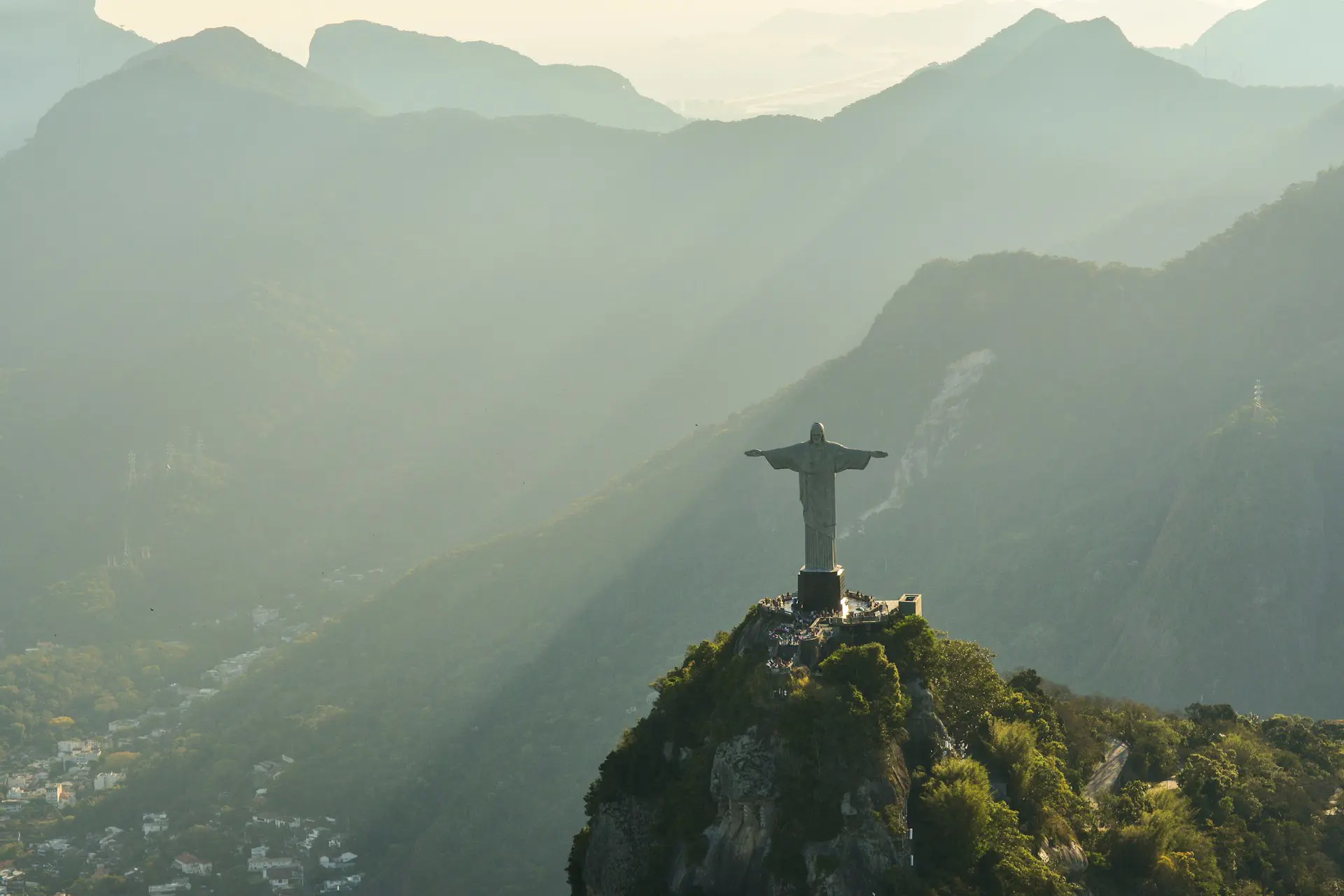 Kristus-patsas Corcovado-vuorella Rio de Janeirossa, Brasilian vuoristomaiseman keskellä