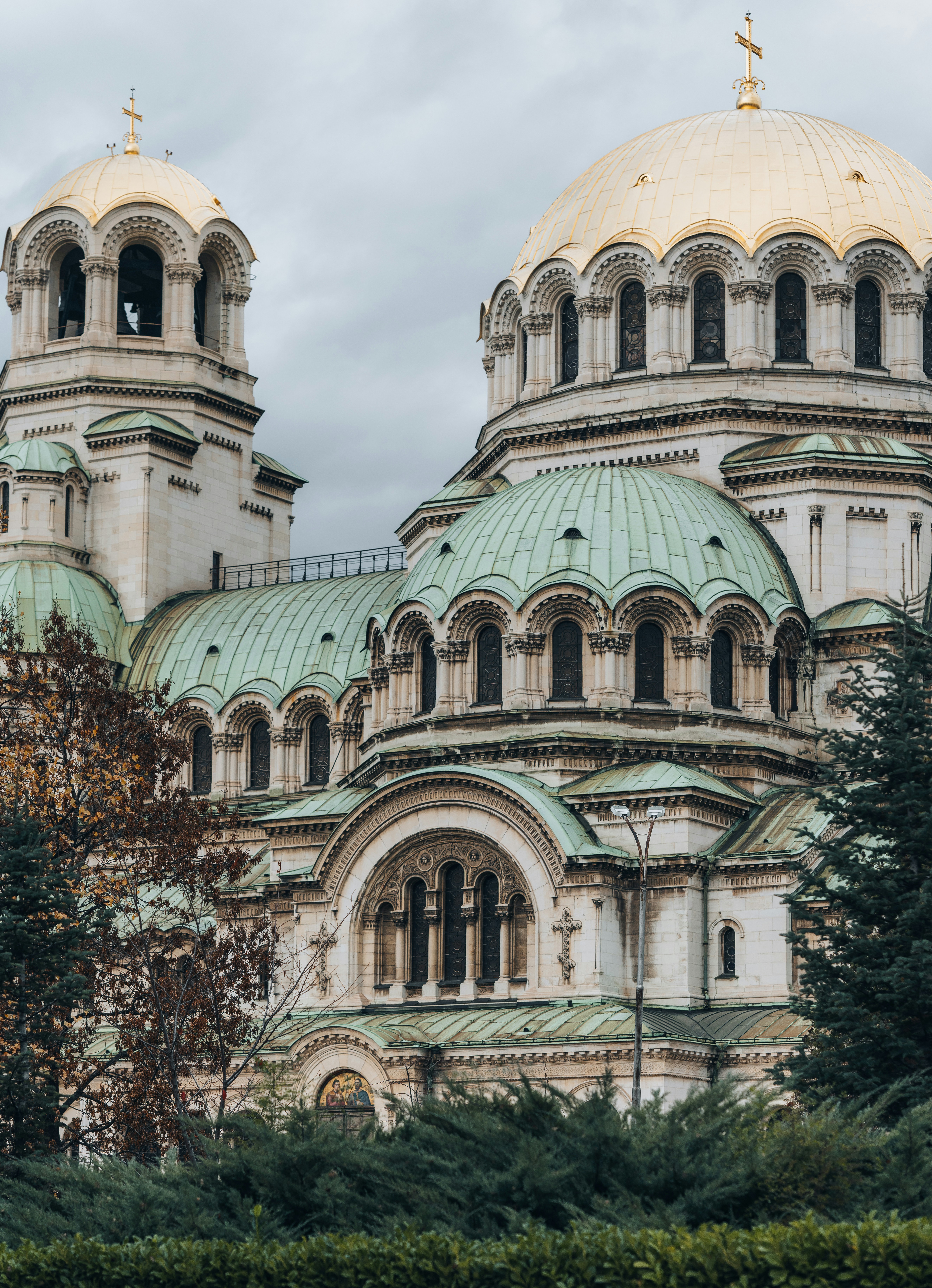 Majesteettinen Aleksanteri Nevskin katedraali Sofiassa, Bulgarialla, koristeellisine kupoleineen ja arkkitehtonisine yksityiskohtineen