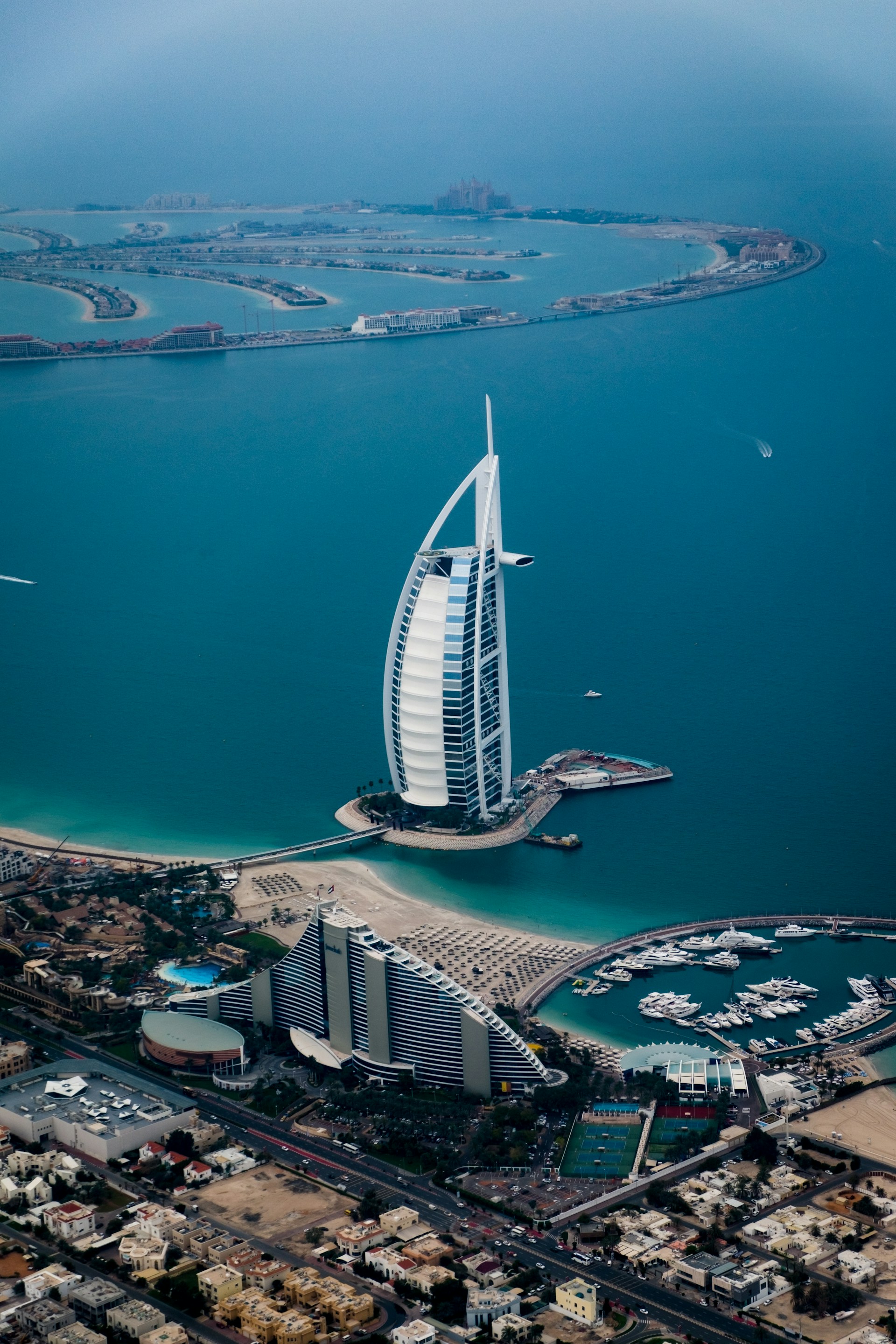 Ilmakuva Dubain Burj Al Arab -hotellista ja ympäröivästä rannikosta