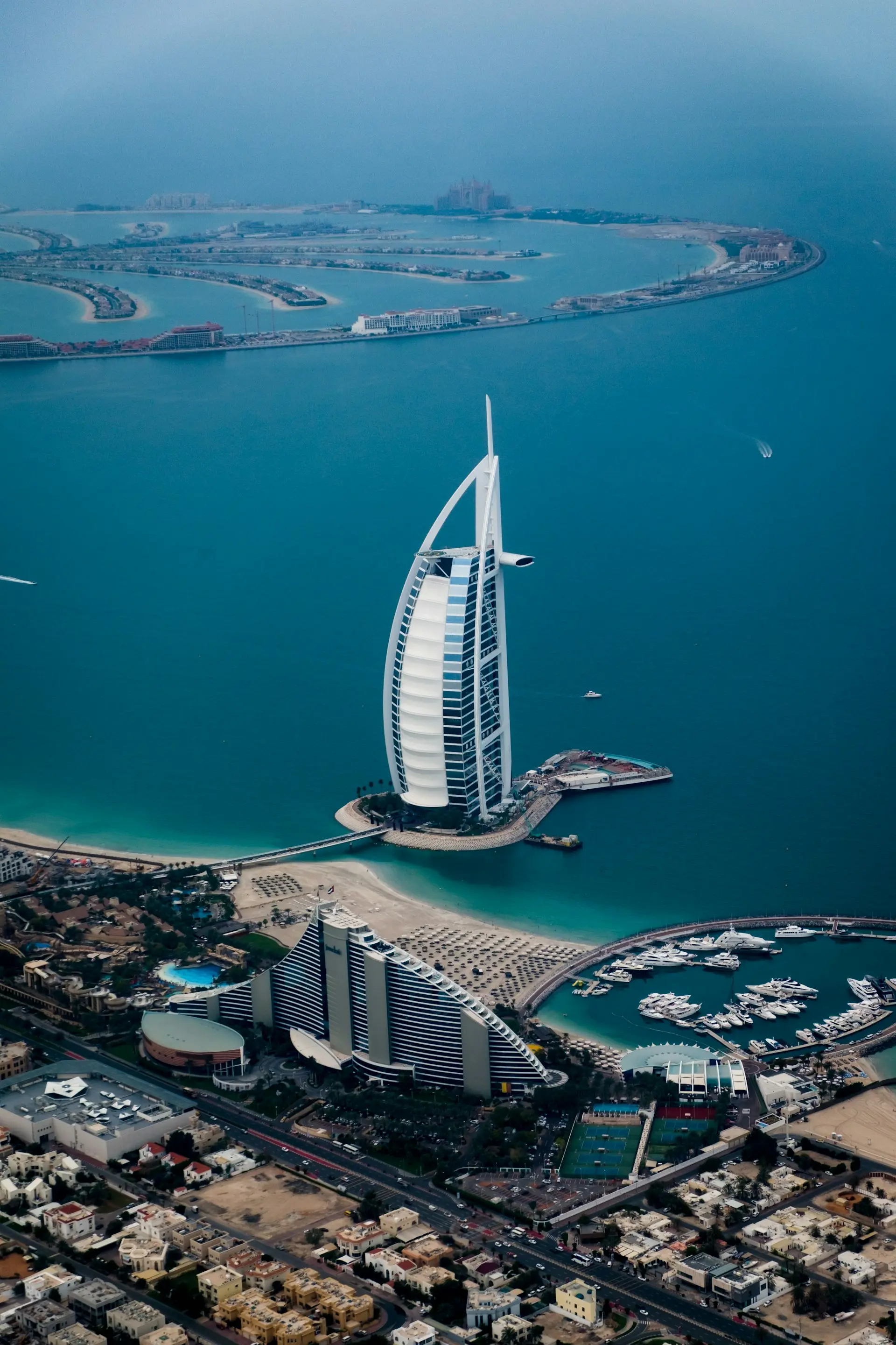 Ilmakuva Dubain Burj Al Arab -hotellista ja ympäröivästä rannikosta
