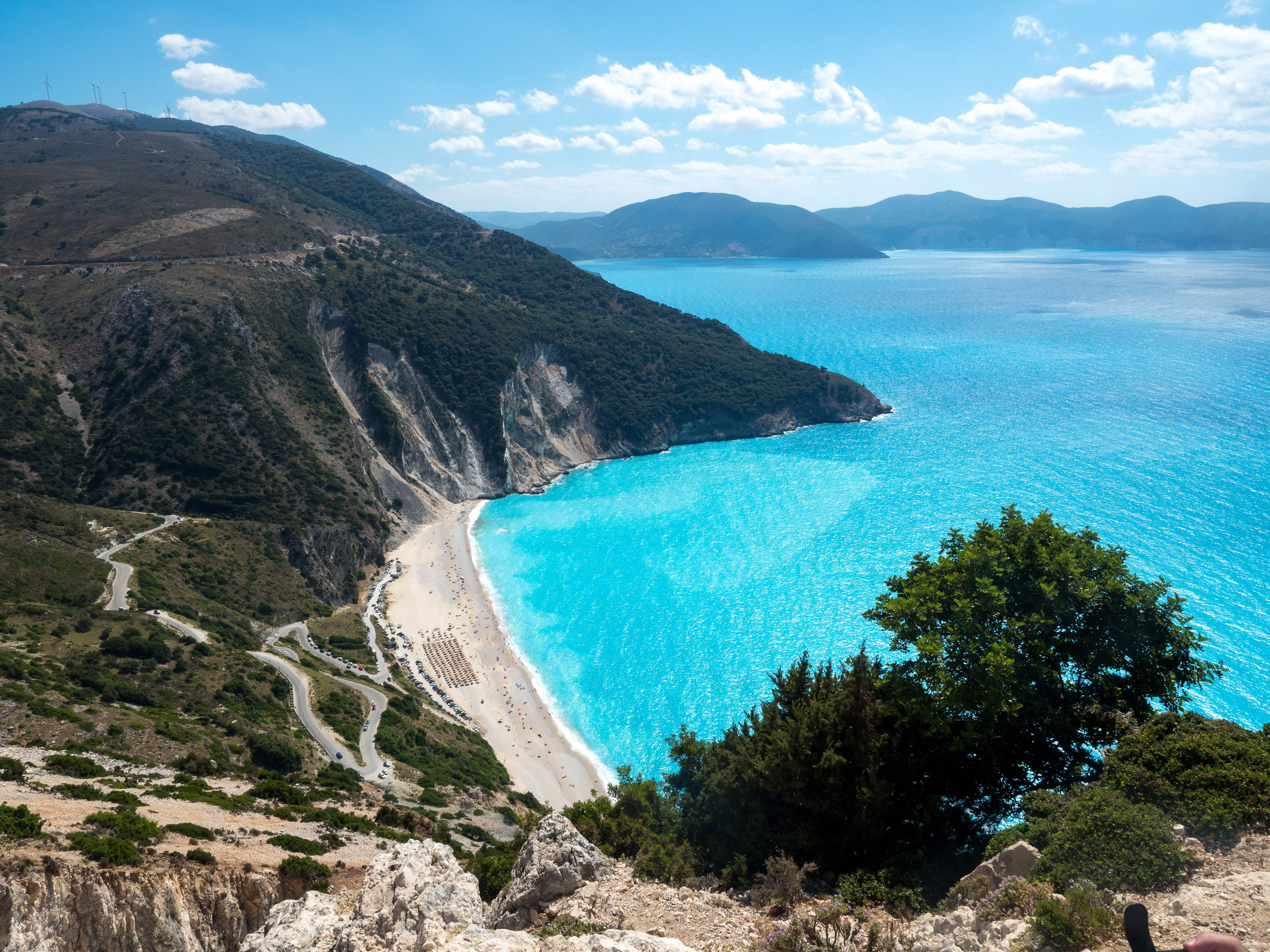 Vy över Myrtos-stranden på Kefalonia, Grekland, med klippor och turkost vatten