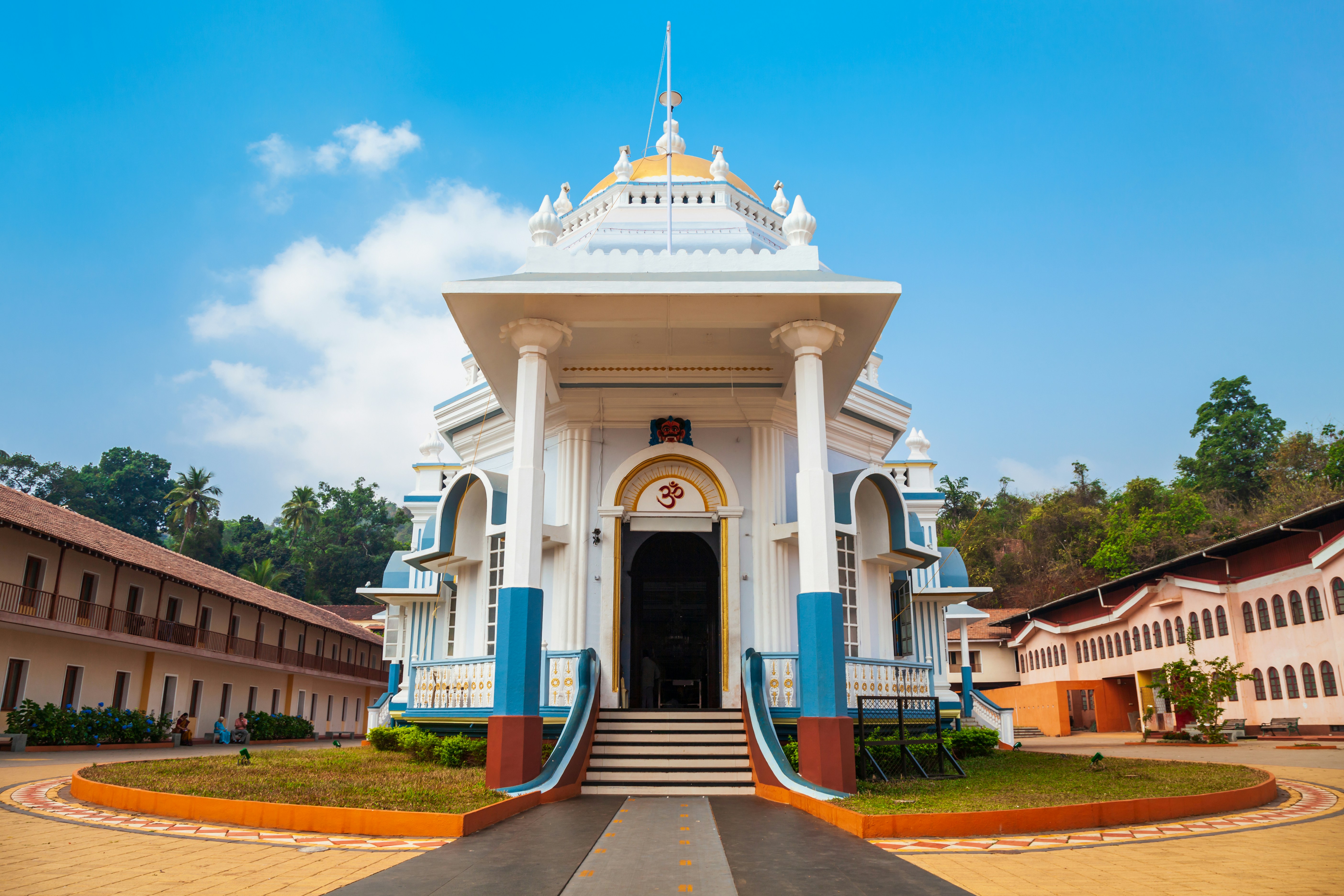 Hindutempel i tropisk miljö med blå himmel och grönskande omgivningar, Goa, Indien