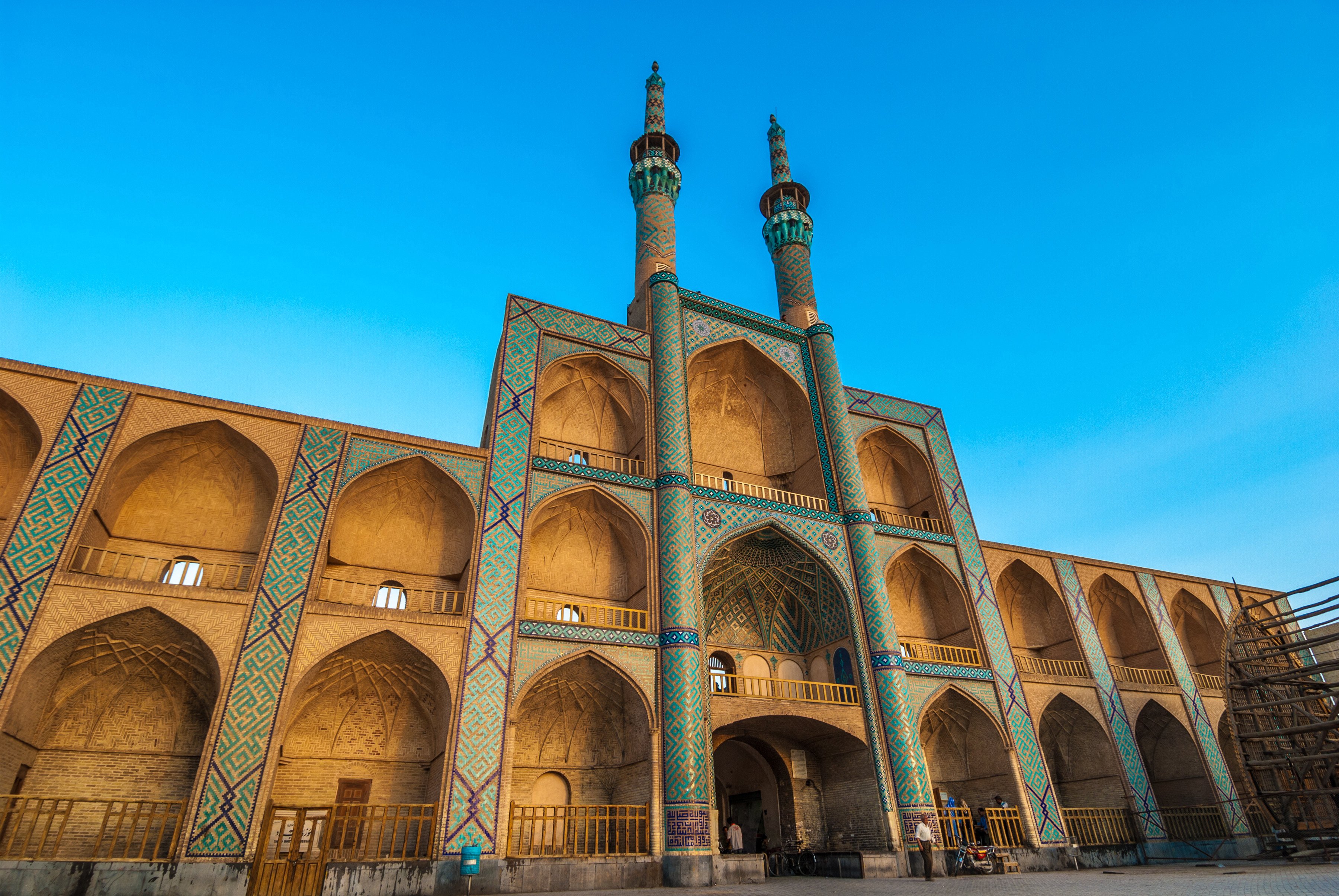 Ståtlig arkitektur av den historiska moskén Amir Chakhmaq i Yazd, Iran, med dess dekorerade bågar och minareter mot en klarblå himmel
