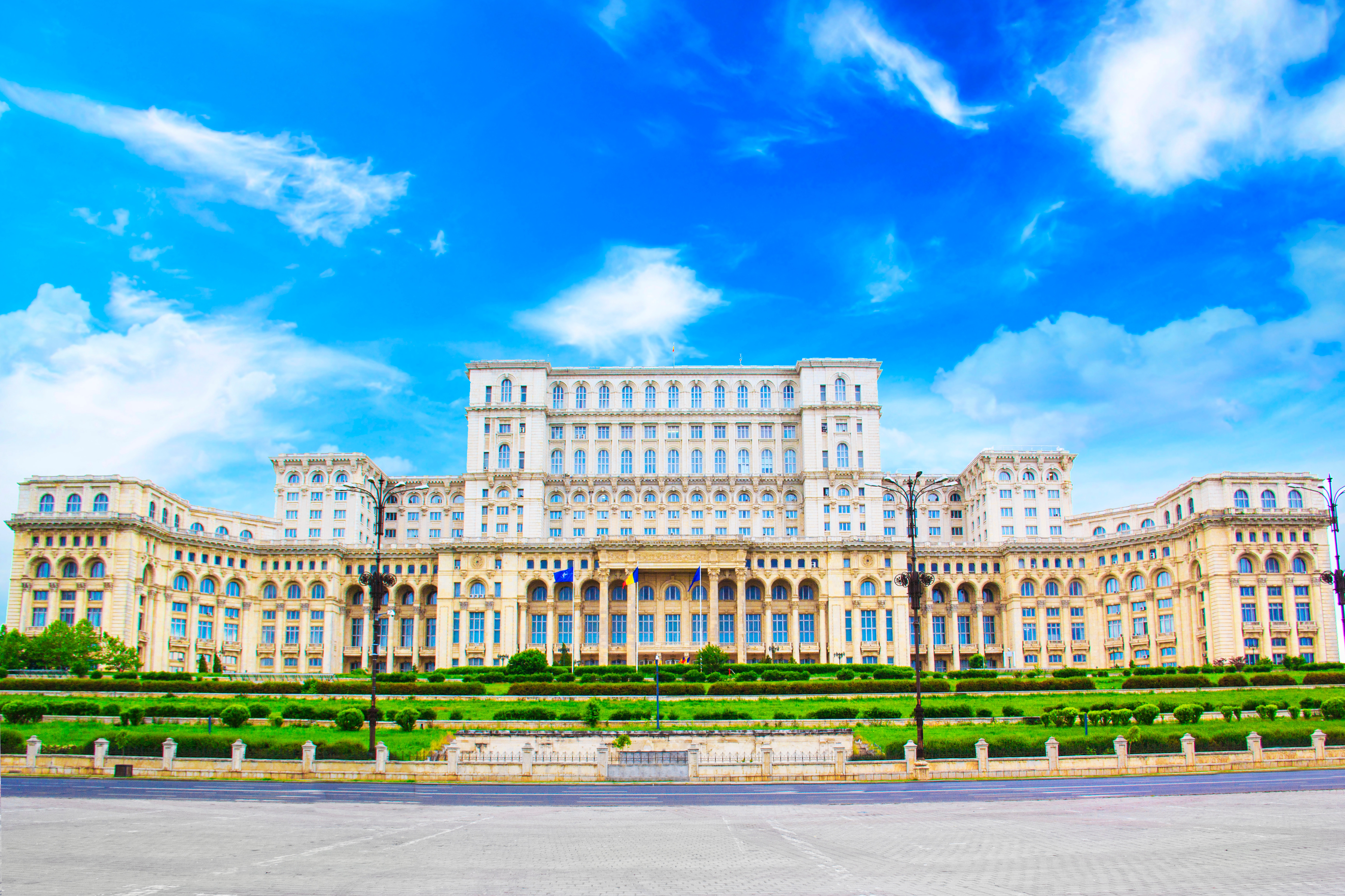 Bukarestin, Romanian parlamenttitalo kirkkaana päivänä sinisen taivaan alla, esittelee mahtavaa uusklassista arkkitehtuuriaan