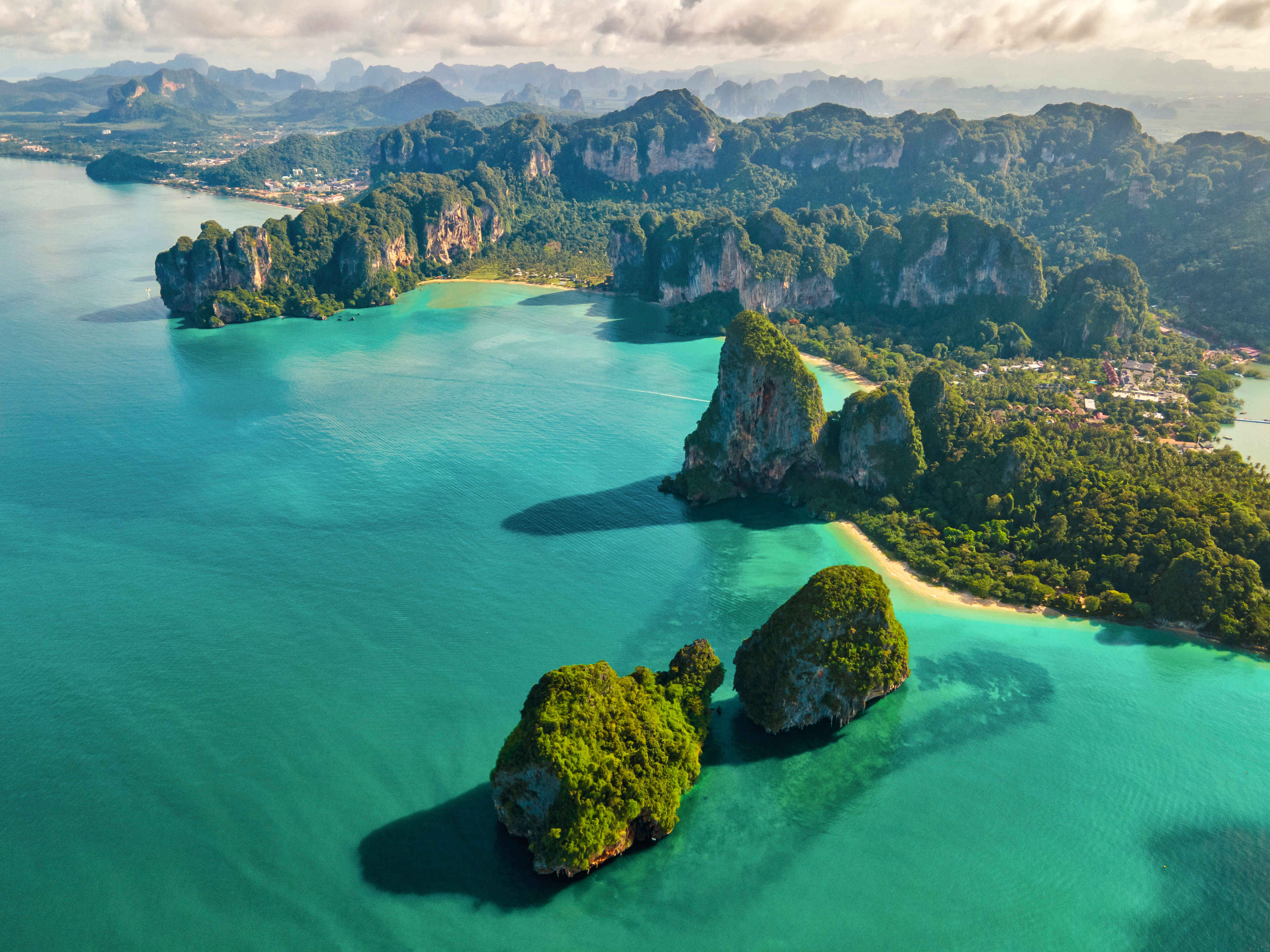 Flygfotografi av spektakulära kalkstensklippor och turkost vatten vid Railay Beach i Krabi, Thailand