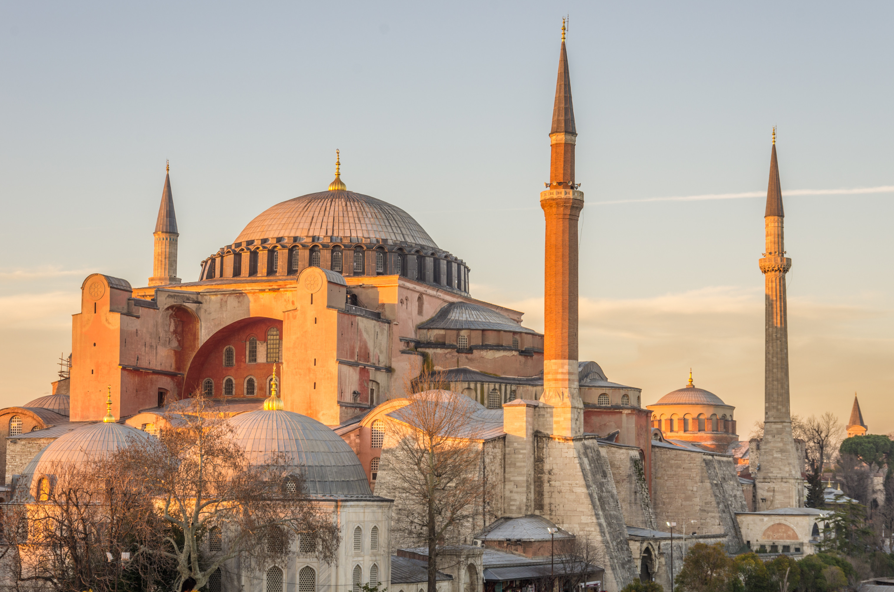 Hagia Sofia Istanbussa auringonlaskun aikaan, näyttäen suuren kupolin ja minareetit