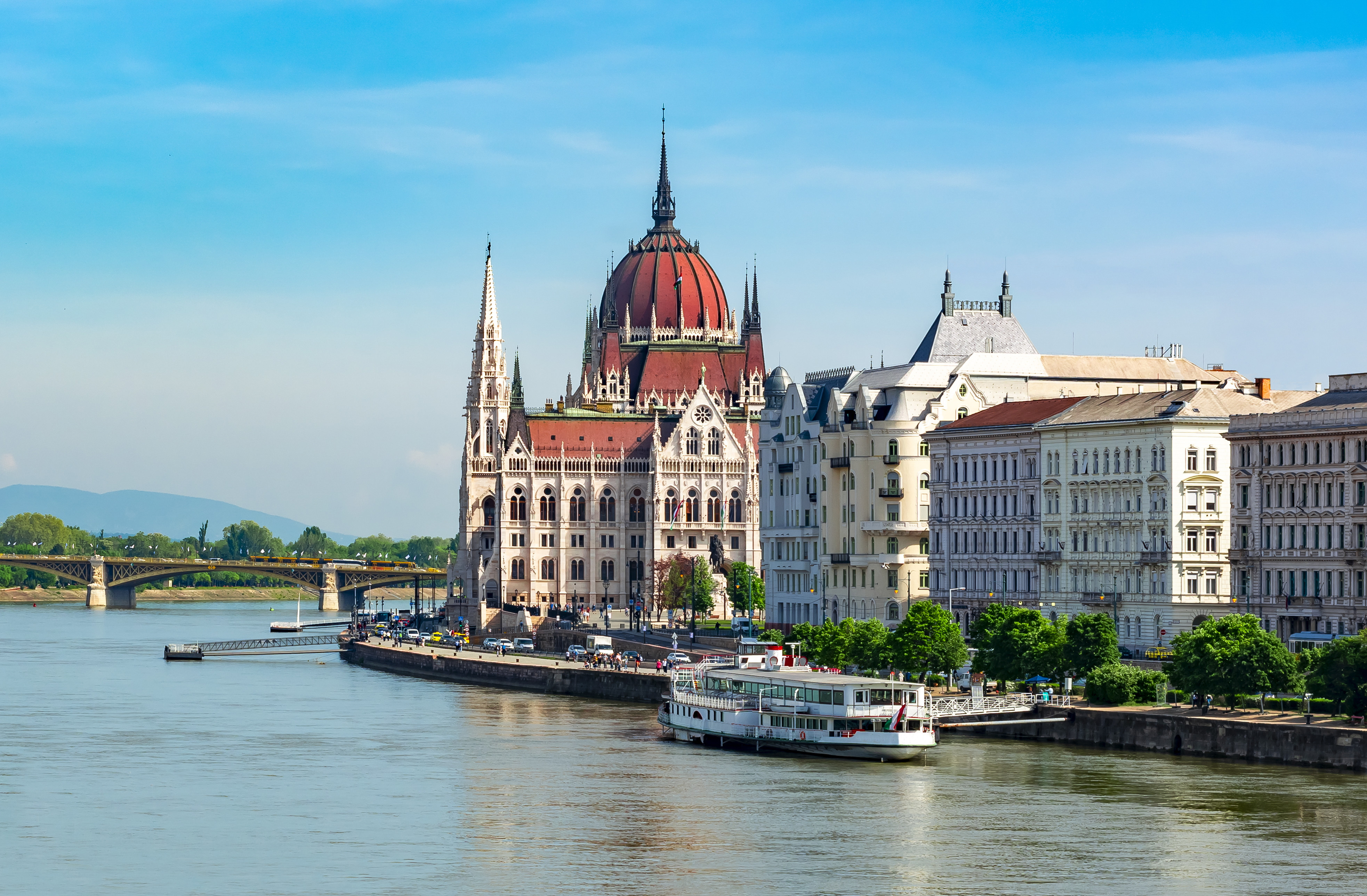 Det ungerska parlamentet vid floden Donau i Budapest, under en klarblå himmel
