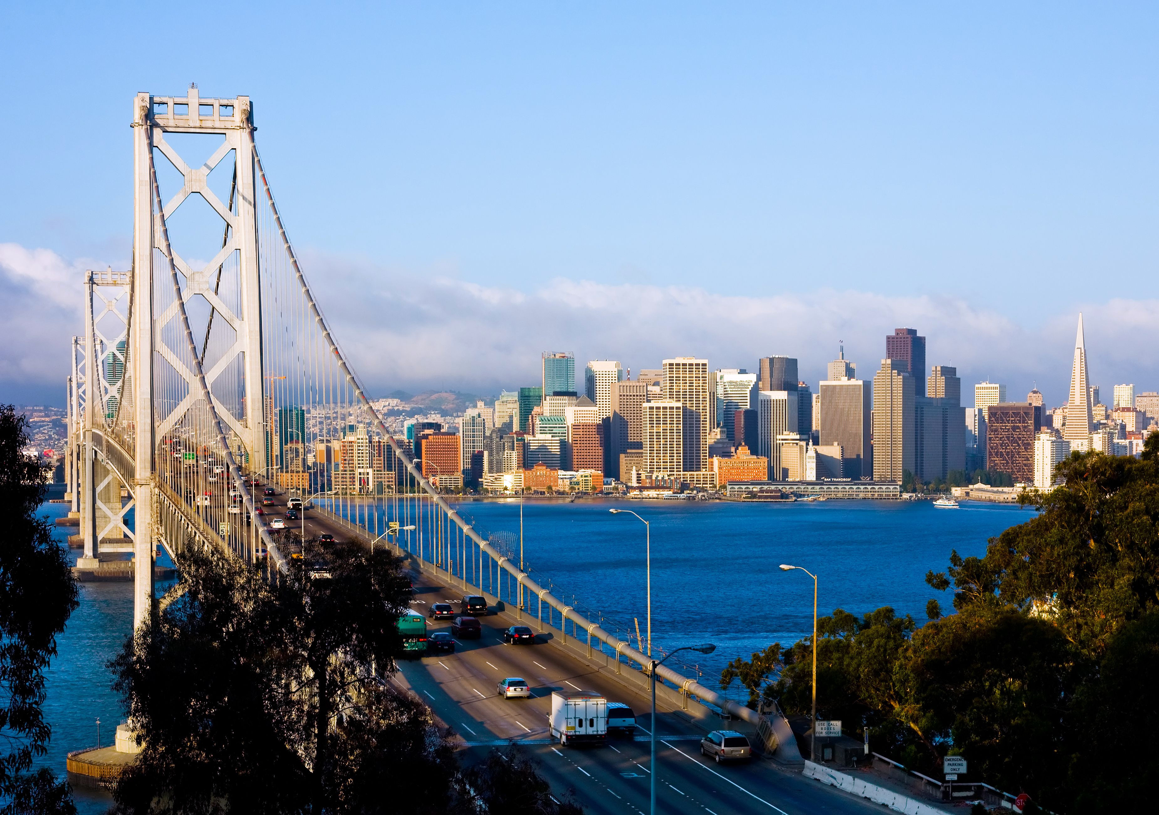 San Franciscon Bay Bridge ja keskustan siluetti taustalla kirkkaana päivänä