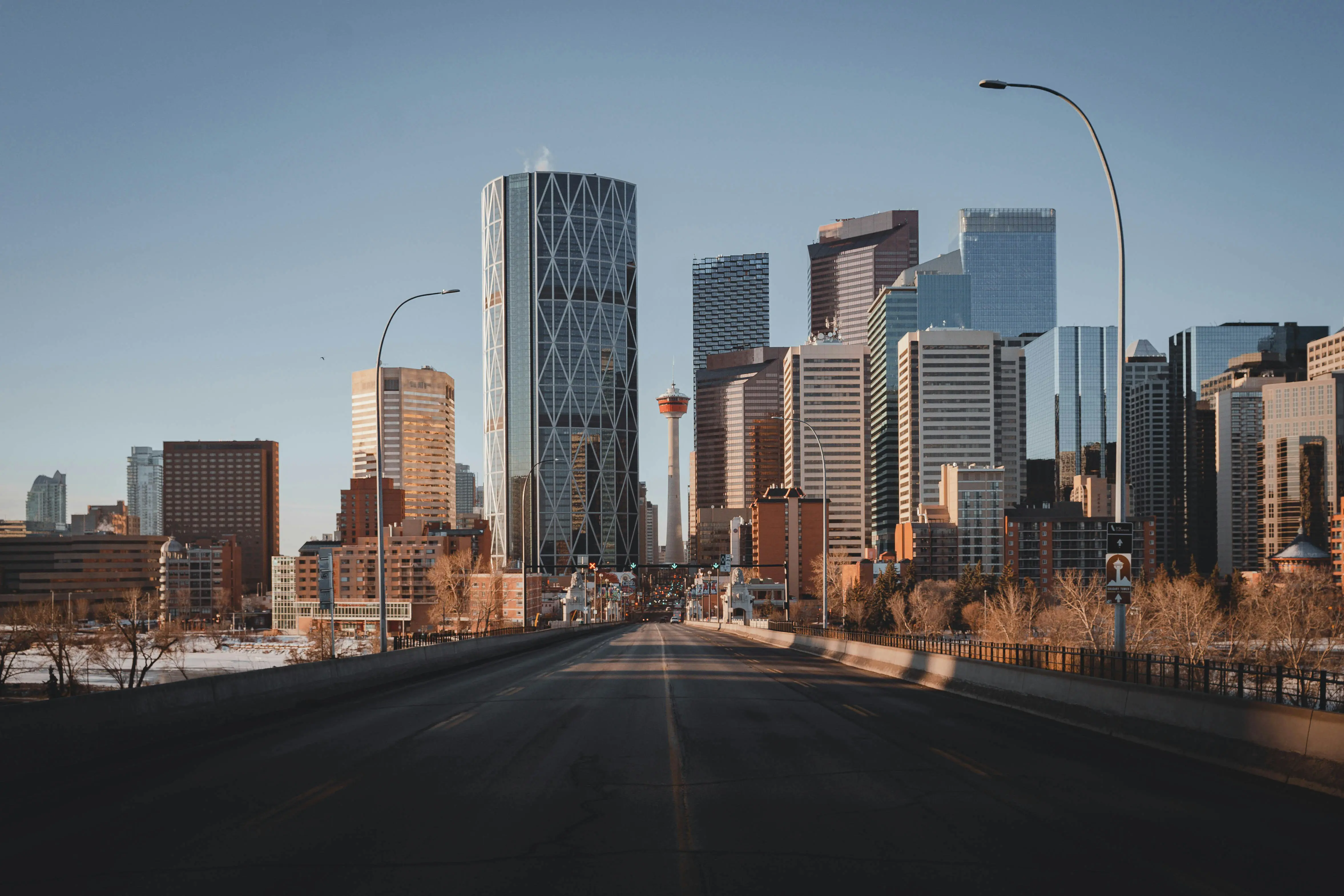 Kaupunkinäkymä Calgaryssa, Kanadassa, joka näyttää modernin pilvenpiirtäjäpanoraaman sekä autotien etualalla