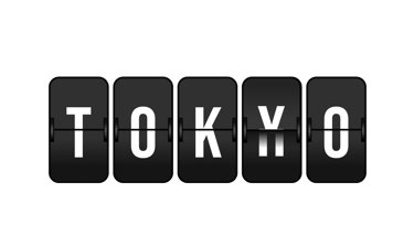 Svart flygplats- eller järnvägstavla med texten "Tokyo" i vita bokstäver.
