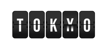 Counterskylt som visar ordet "TOKYO" med vita bokstäver på svart bakgrund.